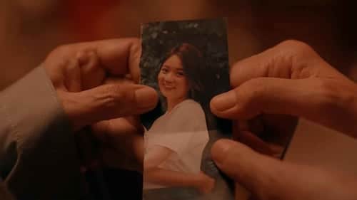 perempuan-bergaun-merah-scene
